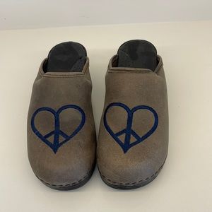 ANNA Love-Peace Clogs